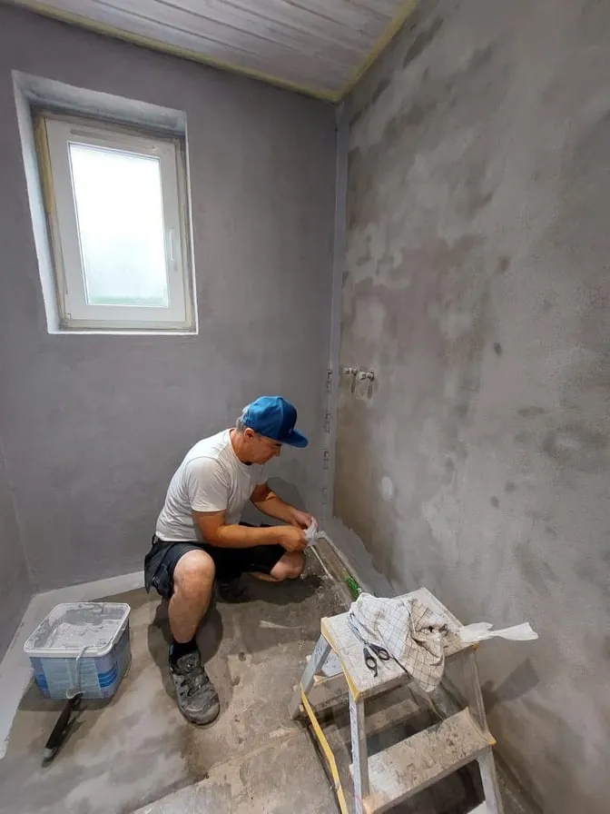 Badeværelse under renovering med pudsede vægge