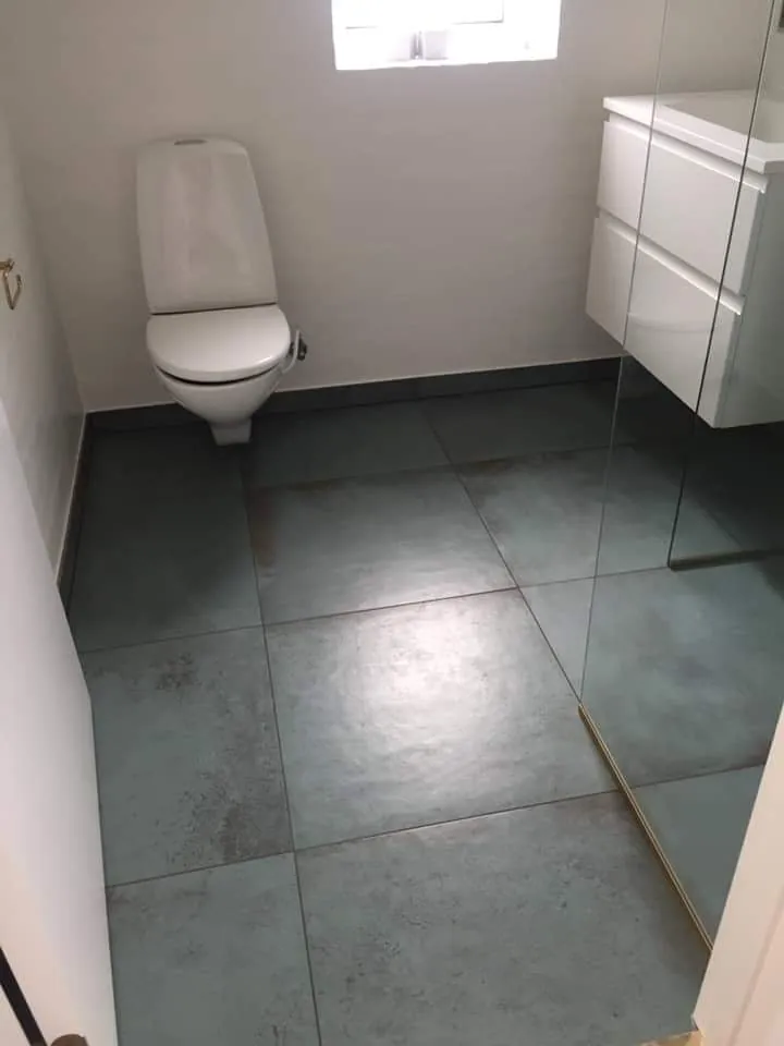Badeværelse med store gulvfliser