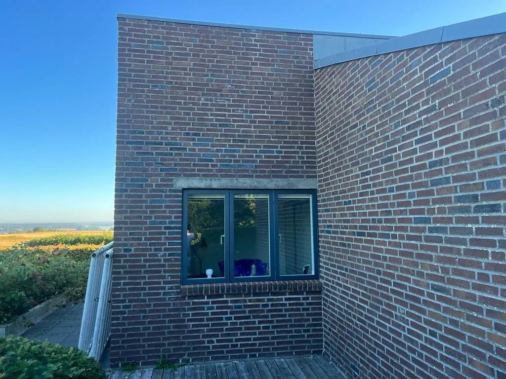 Facade i mørke mursten