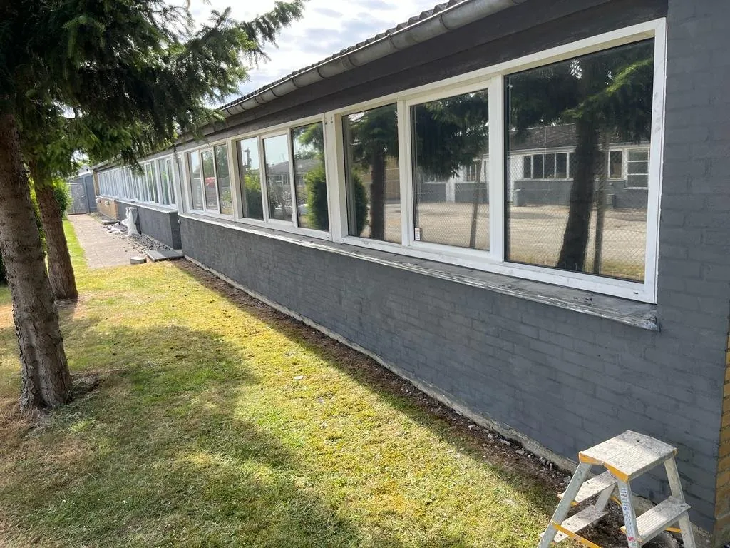 Facade på længe med mørkt murværk