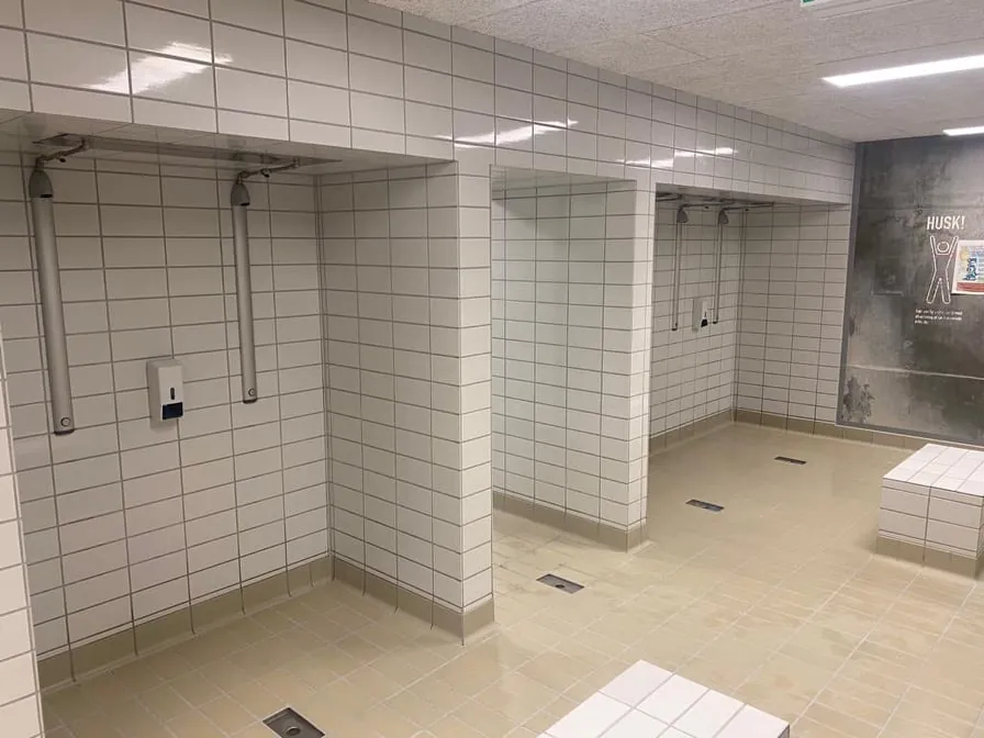 Fliser og fuger i bruseområde i svømmehal