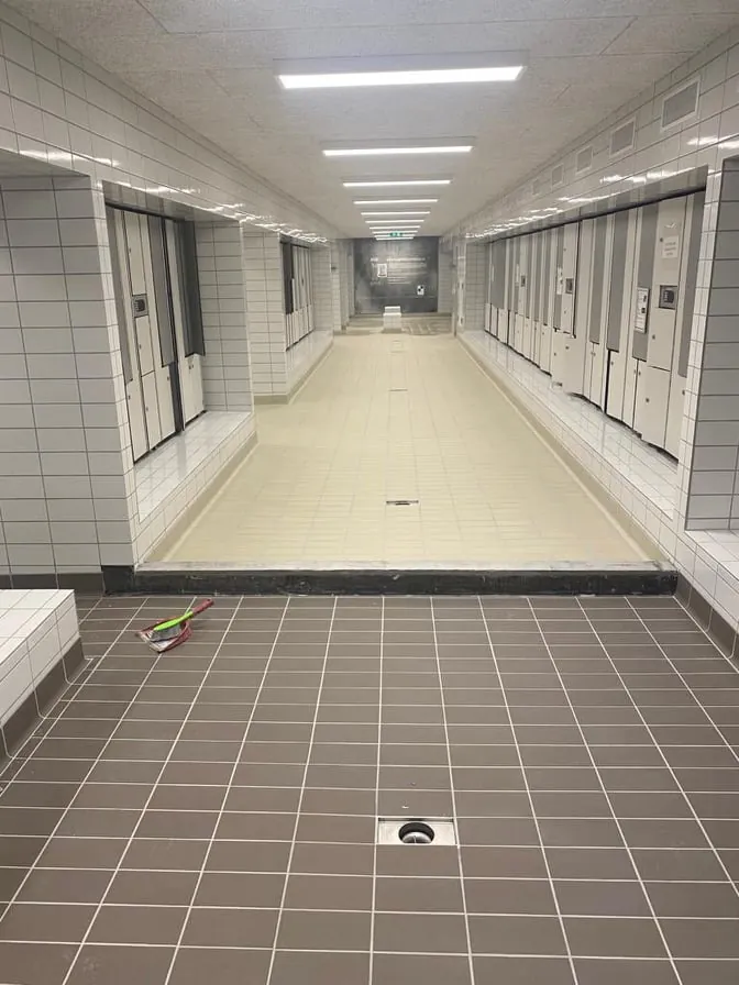 Klinker i gang i svømmehal