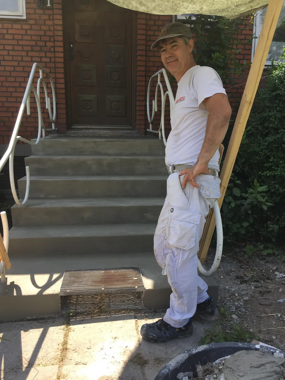 Yousef Ahmadi ved en trappe under renovering